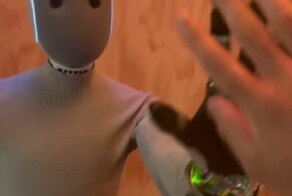 Надо брать: сегодня стартовали предзаказы роботы 1X NEO и вязаный малыш оказался отличным собутыльником