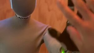 Надо брать: сегодня стартовали предзаказы роботы 1X NEO и вязаный малыш оказался отличным собутыльником