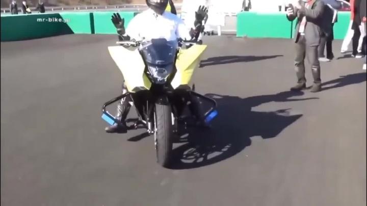 Мотоцикл от Honda, который остается на ногах без подставки Мотоцикл от Honda, который остается на ногах без подставки