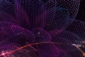 В китайском городе Люян около 16 000 дронов одновременно приняли участие в световом шоу