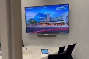 Специальное поляризационное стекло в конференц-зале, предназначенное для блокировки видимости экрана от всех, кто находится снаружи