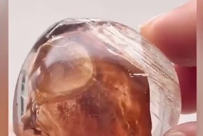 Так выглядит редкий энхидро-кварцевый кристалл