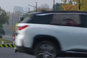 Регулировщиков в Китае решили заменить робокопами с ИИ — они сами перераспределяют потоки машин и делают замечания нарушителям на мопедах