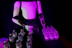 Робот Optimus от Tesla случайно выдал, что им управляет человек