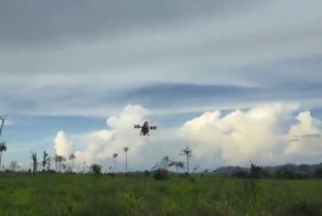 Ничего особенного, просто этот парень использует сельскохозяйственный дрон как полноценный личный мини-вертолет