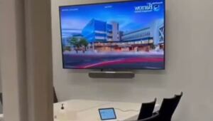 Специальное поляризационное стекло в конференц-зале, предназначенное для блокировки видимости экрана от всех, кто находится снаружи