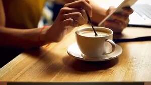 Китайская компания придумала браслет, который слега бьет током