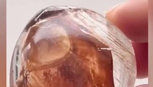 Так выглядит редкий энхидро-кварцевый кристалл