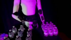 Робот Optimus от Tesla случайно выдал, что им управляет человек