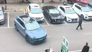 Плюс одна причина купить авто Huawei с авто-парковкой — скамить застолбивших себе место