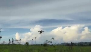 Ничего особенного, просто этот парень использует сельскохозяйственный дрон как полноценный личный мини-вертолет