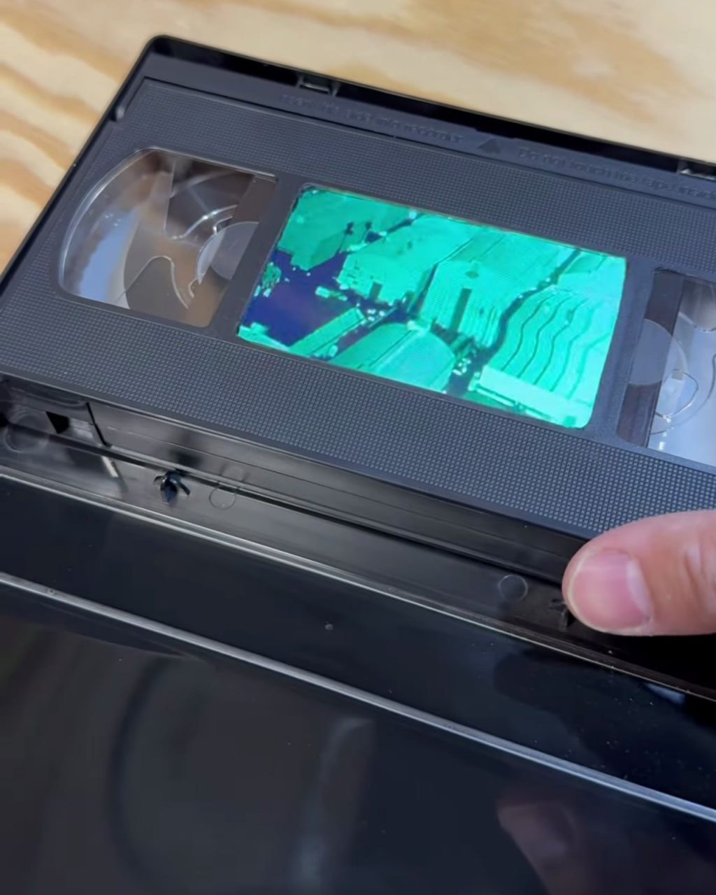 Техноблогер превратил VHS-кассету в ВИДЕОПЛЕЕР