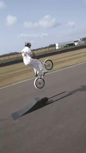 Велосипедист перепрыгнул через болид Формулы-1, который ехал прямо НА НЕГО