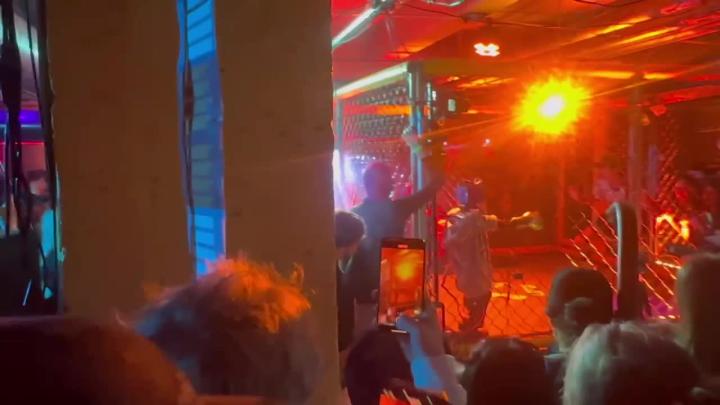 В Сан Франциско тем временем устраивают подпольные бои роботов в подвалах