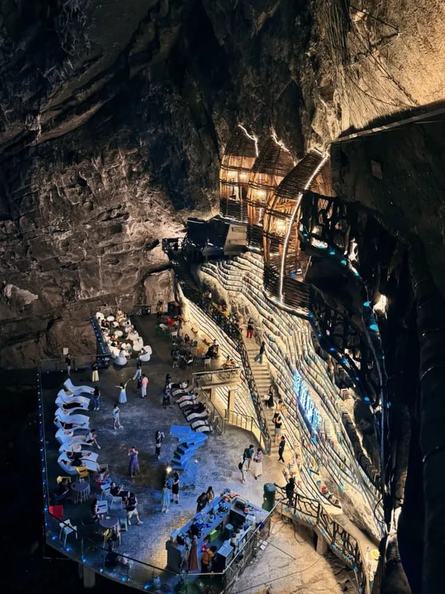 В Китае появился уникальный книжный магазин, обустроенный в скале возрастом около 100 миллионов лет