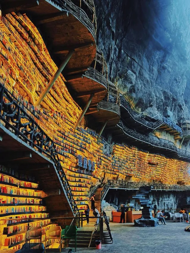 В Китае появился уникальный книжный магазин, обустроенный в скале возрастом около 100 миллионов лет