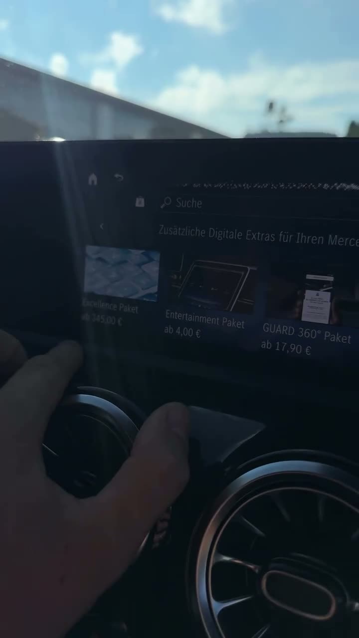 В Сети набирает популярность видео, в котором владелец Mercedes делится недовольством по поводу того, что немецкий автоконцерн теперь предлагает подписку почти на все опции своего автомобиля