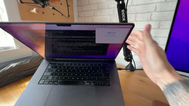 Необходимое приложение для каждого MacBook — веселая программа, играющая звуки пуков при наклоне экрана!