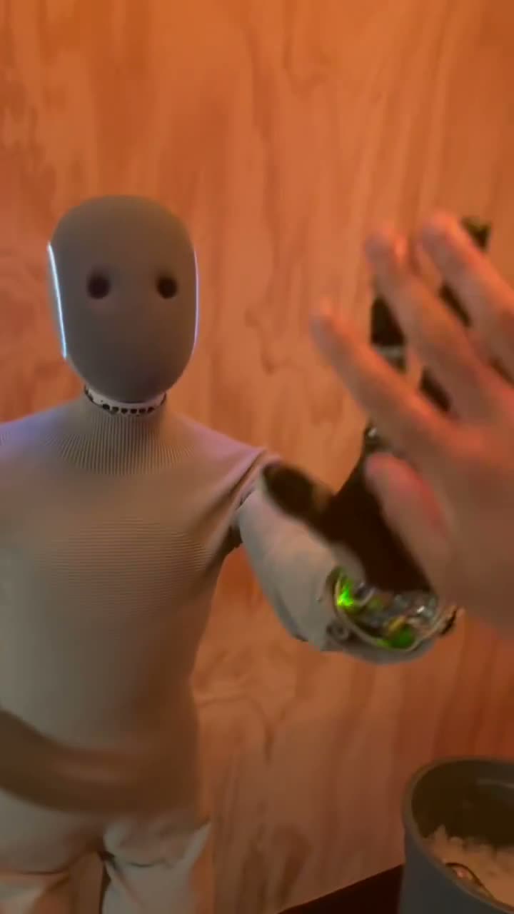 Надо брать: сегодня стартовали предзаказы роботы 1X NEO и вязаный малыш оказался отличным собутыльником