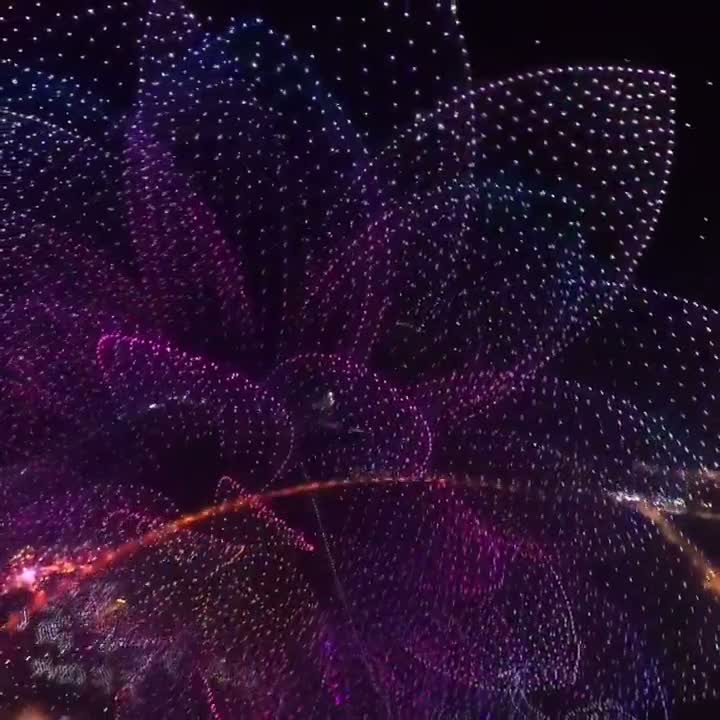 В китайском городе Люян около 16 000 дронов одновременно приняли участие в световом шоу