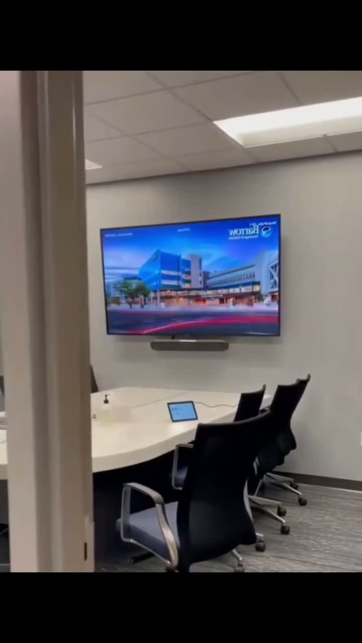 Специальное поляризационное стекло в конференц-зале, предназначенное для блокировки видимости экрана от всех, кто находится снаружи