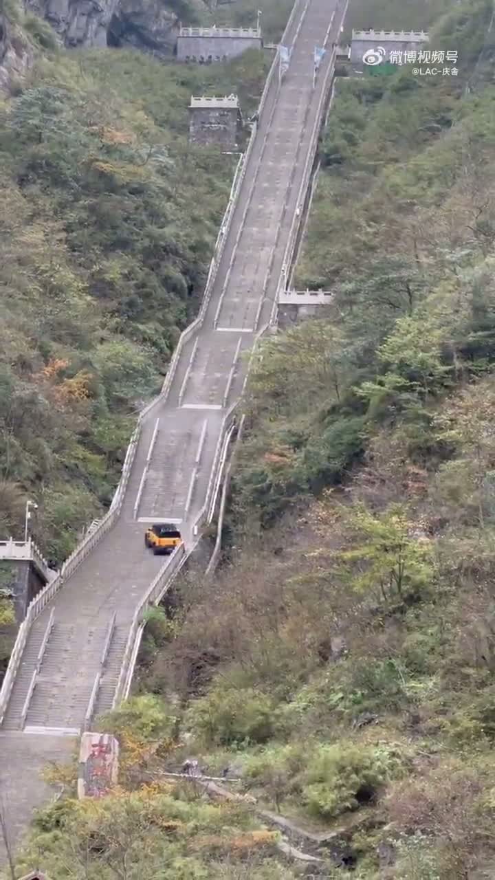 Китайский автопроизводитель Chery решил снять эпичную рекламу своего авто, который легко взбирается по знаменитой «Лестнице в небо» из 999 ступеней