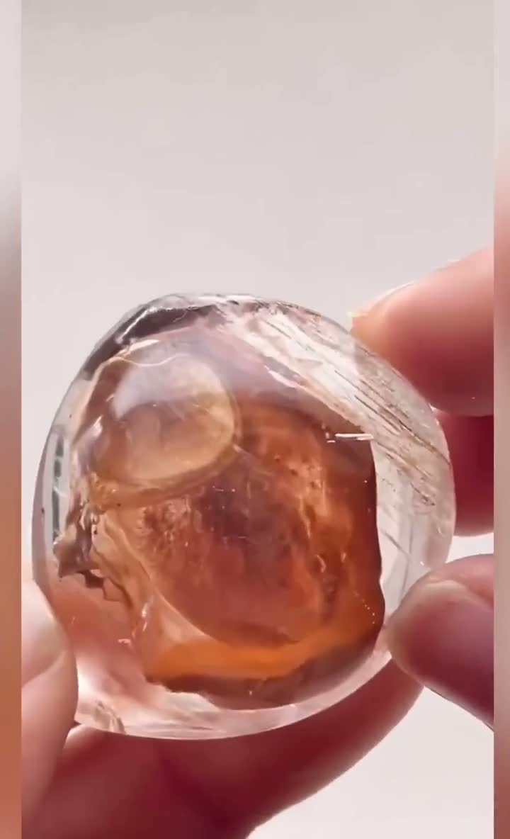 Так выглядит редкий энхидро-кварцевый кристалл