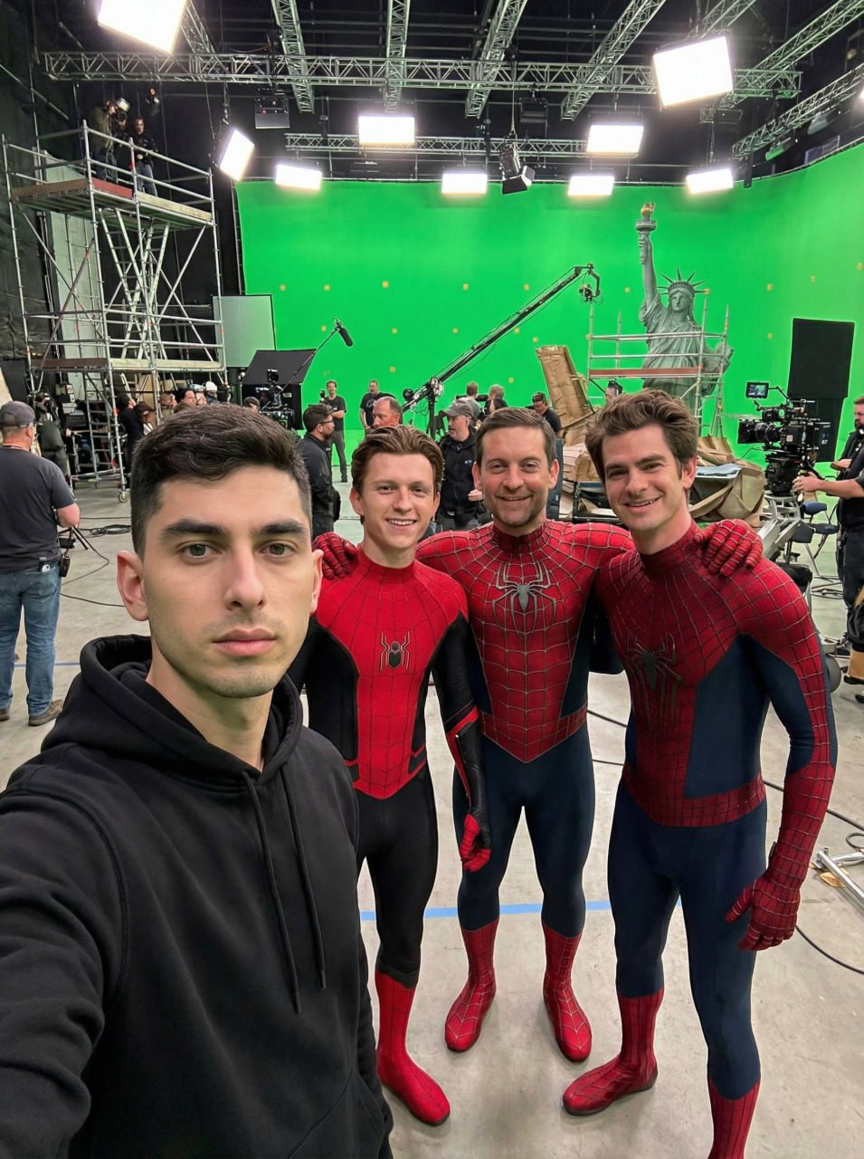  Делаем селфи с любимым персонажем в Nano Banana