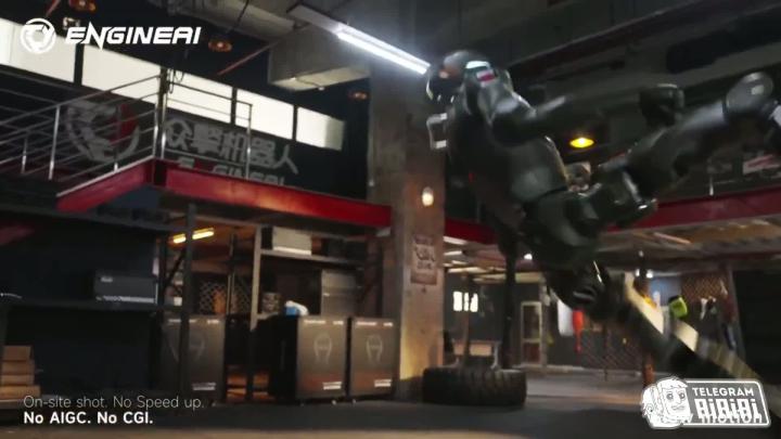  EngineAI показала боевого робота T800