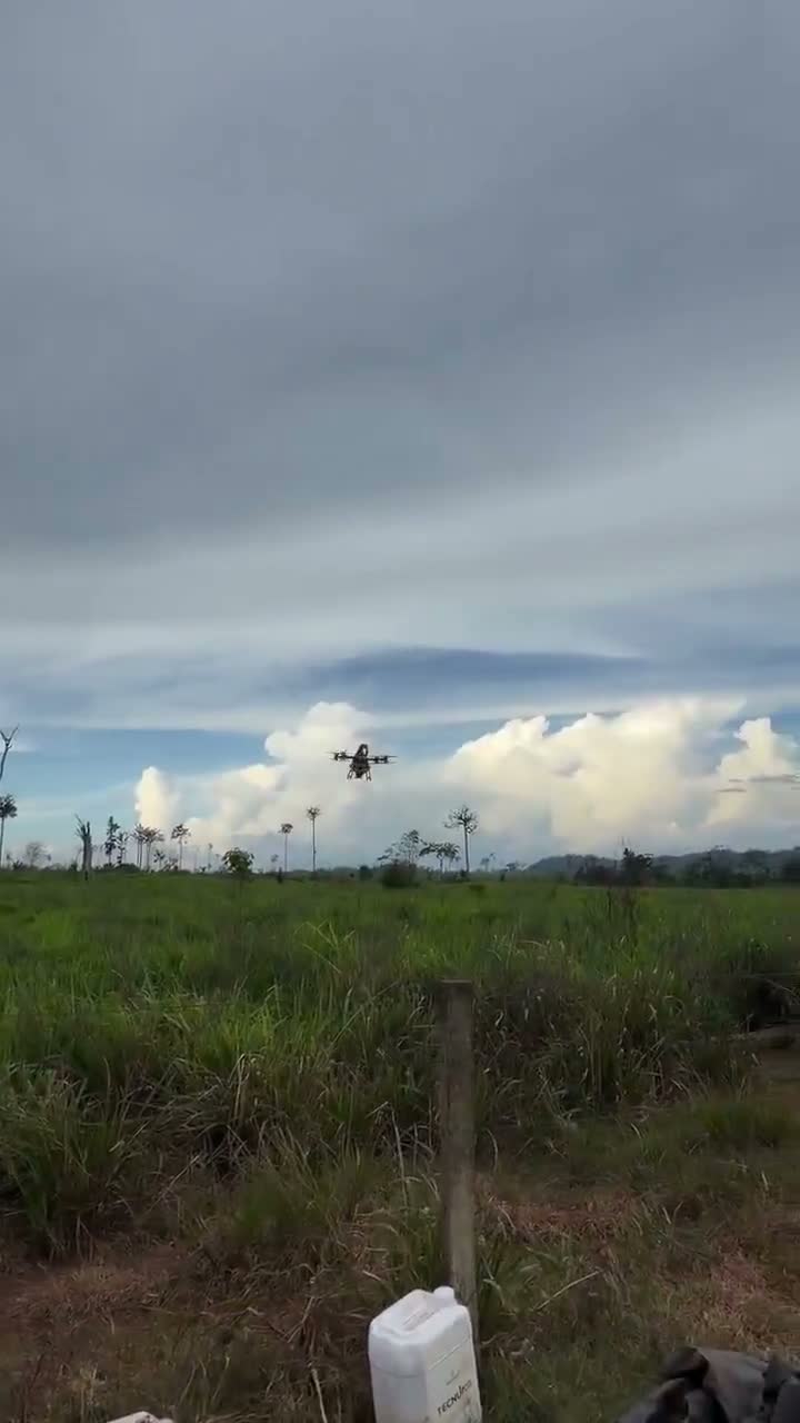 Ничего особенного, просто этот парень использует сельскохозяйственный дрон как полноценный личный мини-вертолет